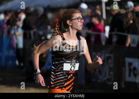 San Diego, Californie, États-Unis. 14 décembre 2024. Kate Loescher se classe 28e dans la course des filles en 18:45,4 lors du Foot Locker Cross Country Championships, samedi 14 décembre 2024, à San Diego. Crédit : Kirby Lee/Alamy Live News Banque D'Images