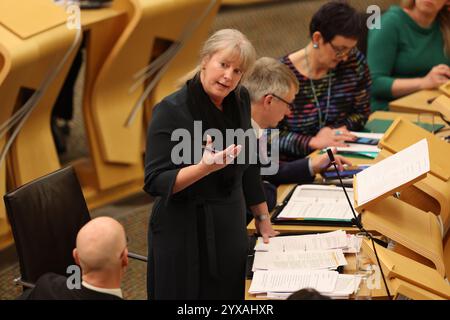 Photo du dossier datée du 04/12/24 de la secrétaire aux Finances Shona Robison annonçant le projet de budget pour 2025-26 aux MSP au Parlement écossais à Holyrood, Édimbourg. Le gouvernement écossais a été accusé de «comptabilité créative et de tourner» sur ses engagements de dépenses en faveur de l'environnement, alors que le parti travailliste écossais s'est attaqué à l'administration dirigée par le SNP dans la semaine qui a suivi son budget, affirmant que les dépenses consacrées aux engagements environnementaux clés ont été réduites tandis que le gouvernement vantait ses références écologiques. Date d'émission : dimanche 15 décembre 2024. Banque D'Images