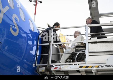 Rome, Rome. 15 décembre 2024. **NON LIBRI** Italie, Rome, 2024/12/15 le pape François monte à bord d'un avion pour un voyage d'une journée en Corse, à l'aéroport de Rome Fiumicino à Rome, Italie. Crédit : Independent photo Agency Srl/Alamy Live News Banque D'Images