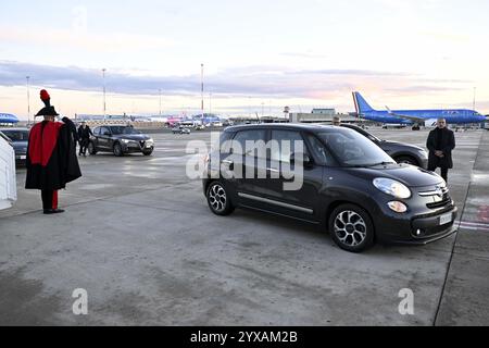 Rome, Rome. 15 décembre 2024. **NON LIBRI** Italie, Rome, 2024/12/15 le pape François monte à bord d'un avion pour un voyage d'une journée en Corse, à l'aéroport de Rome Fiumicino à Rome, Italie. Crédit : Independent photo Agency Srl/Alamy Live News Banque D'Images