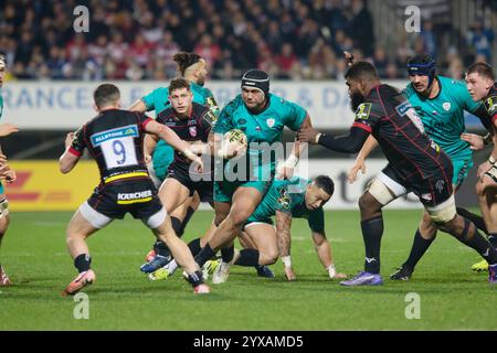 Vannes, France. 14 décembre 2024. Sione Kalamafoni de vannes et Charlie Chapman, Albert Tuisue de Gloucester lors du match de rugby à xv de l'EPCR Challenge Cup opposant RC vannes et Gloucester Rugby le 14 décembre 2024 au stade la Rabine de vannes, France - photo Damien Kilani/DK Prod/DPPI crédit : DPPI Media/Alamy Live News Banque D'Images