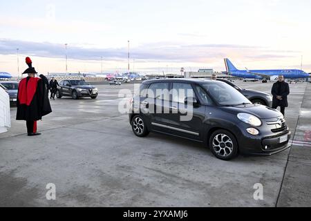 Rome, Italie. 15 décembre 2024. Départ du Pape François pour Ajaccio, Corse (France) de l'aéroport international Fiumicino de Rome, Italie, le 15 décembre 2025. Le pape François part pour son 45e voyage apostolique à l’étranger. Il est monté à bord de l'avion papal et a quitté l'Italie pour se rendre sur l'île française de Corse. Photo Vatican Media/ABACAPRESS. COM Credit : Abaca Press/Alamy Live News Banque D'Images