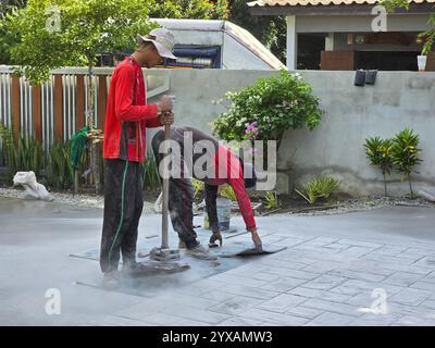 Pattaya, Thaïlande 29 novembre 2024, des travailleurs qualifiés appliquent une technique créative de béton timbré dans une zone magnifiquement aménagée de Pattaya, Thaïlande. Banque D'Images