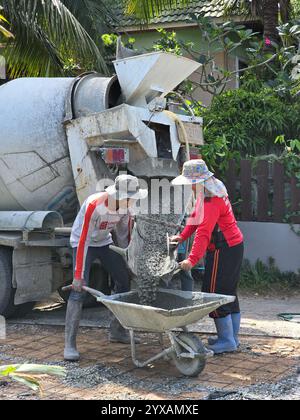 Pattaya, Thaïlande le 29 novembre 2024, des travailleurs dévoués versent habilement du béton estampé. Leur travail d'équipe assure une finition de qualité pour les surfaces extérieures, mettant en valeur un savoir-faire qualifié. Banque D'Images