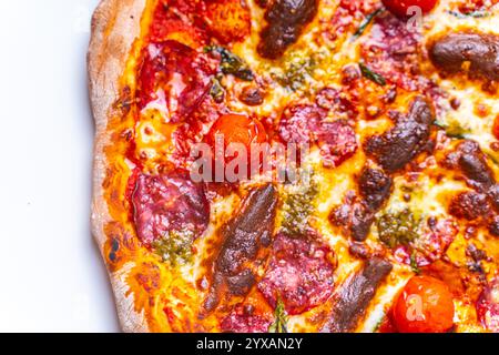 Pizza pepperoni fraîchement cuite maison sur un fond blanc. Gros plan, mise au point choisie. Photo de haute qualité Banque D'Images