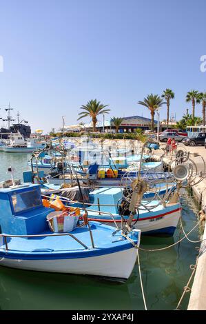 Bateaux de pêche en bois, port d'Ayia Napa, Ayia Napa, Chypre, District de Famagouste Banque D'Images