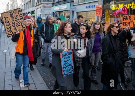 Londres, Royaume-Uni. 14 décembre 2024. Les partisans de la London Renters Union marchent le long d'Oxford Street vers une succursale de l'agent immobilier Foxtons pour exiger le contrôle des loyers à travers le Royaume-Uni. Selon Zoopla, les loyers ont augmenté de 27% au Royaume-Uni depuis la fin de la pandémie de COVID-19 et augmentent maintenant plus rapidement dans les zones moins chères. Crédit : Mark Kerrison/Alamy Live News Banque D'Images