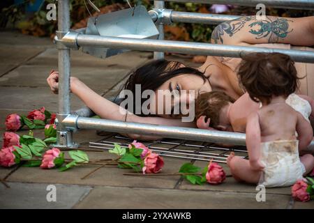 Londres, Royaume-Uni. 14 décembre 2024. Un activiste est allongé dans une cage pendant l'installation à l'extérieur de la galerie Saatchi. Le SPÉCISME. WTF a été fondée en 2023 par Stephanie Lane, artiste interdisciplinaire britannique et militante des droits des animaux. Stéphanie a pour but de faire réfléchir le spectateur sur le ressenti des animaux et de s’imaginer dans leur cas et leur espèce. Crédit : SOPA images Limited/Alamy Live News Banque D'Images