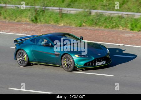 2019 Satin Green Aston Martin 4,0 l coupé, 4,0 V8 F1 Edition Coupe 2dr Petrol Auto Euro 6 supercar. F1 Vantage Safety car a une livrée British Racing Green avec des accents jaune fluo voyageant sur l'autoroute M6, au Royaume-Uni Banque D'Images