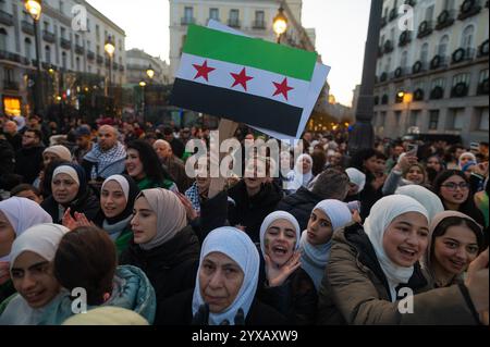 Madrid, Espagne. 14 décembre 2024. Des femmes crient pendant une célébration à la Puerta del sol. Les résidents syriens de Madrid se sont rassemblés pour célébrer la fin du gouvernement de Bachar al-Assad tout en réclamant la liberté pour la Syrie. Crédit : Marcos del Mazo/Alamy Live News Banque D'Images