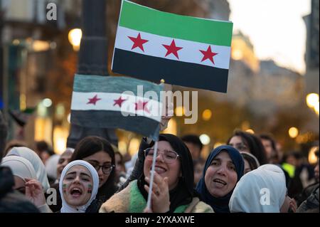 Madrid, Espagne. 14 décembre 2024. Des femmes crient pendant une célébration à la Puerta del sol. Les résidents syriens de Madrid se sont rassemblés pour célébrer la fin du gouvernement de Bachar al-Assad tout en réclamant la liberté pour la Syrie. Crédit : Marcos del Mazo/Alamy Live News Banque D'Images