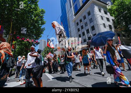 Melbourne, Australie. 15 décembre 2024. Les manifestants se rassemblent au CBD de Melbourne, réclamant justice pour les victimes de violence en Palestine pendant le rassemblement. Les manifestants brandissent des drapeaux palestiniens et brandissent des banderoles appelant à la fin du génocide et de l'agression sioniste, scandant en solidarité pour la libération et la justice palestiniennes. (Photo de Ye Myo Khant/SOPA images/Sipa USA) crédit : Sipa USA/Alamy Live News Banque D'Images