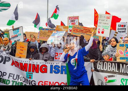 Birmingham, Royaume-Uni. 14 DEC, 2024. Alors qu'une foule pro Palestine marchait du parc Handsworth au centre de Birmingham, le groupe, y compris ceux qui portaient des gommages dans le cadre de Healthworkers 4 Palestine, chantait et allumait des fusées éclairantes. Des groupes de Liverpool et de Londres se sont joints. Crédit Milo Chandler/Alamy Live News Banque D'Images