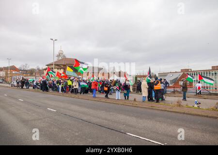 Birmingham, Royaume-Uni. 14 DEC, 2024. Le groupe a fermé la route et chanté alors qu'une foule de Pro Palestine marchait du parc Handsworth au centre de Birmingham, le groupe, y compris ceux qui portaient des gommages dans le cadre de Healthworkers 4 Palestine a chanté et allumé des fusées éclairantes. Des groupes de Liverpool et de Londres se sont joints. Crédit Milo Chandler/Alamy Live News Banque D'Images