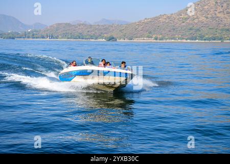 Udaipur, Rajasthan, Inde, 14 décembre 2024 : les touristes font une promenade en bateau au lac Fateh Sagar par une froide journée d'hiver dans la ville lacustre d'Udaipur. Crédit : Sumit Saraswat / Alamy Live News Banque D'Images