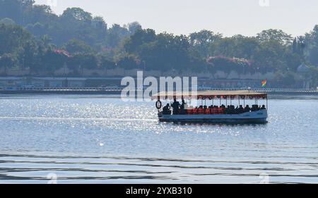Udaipur, Rajasthan, Inde, 14 décembre 2024 : les touristes font une promenade en bateau au lac Fateh Sagar par une froide journée d'hiver dans la ville lacustre d'Udaipur. Crédit : Sumit Saraswat / Alamy Live News Banque D'Images