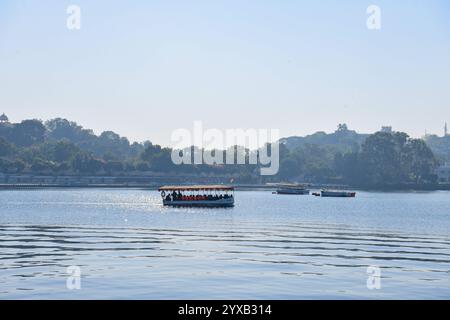 Udaipur, Rajasthan, Inde, 14 décembre 2024 : les touristes font une promenade en bateau au lac Fateh Sagar par une froide journée d'hiver dans la ville lacustre d'Udaipur. Crédit : Sumit Saraswat / Alamy Live News Banque D'Images