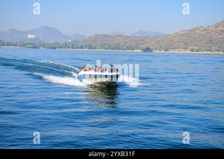 Udaipur, Rajasthan, Inde, 14 décembre 2024 : les touristes font une promenade en bateau au lac Fateh Sagar par une froide journée d'hiver dans la ville lacustre d'Udaipur. Crédit : Sumit Saraswat / Alamy Live News Banque D'Images
