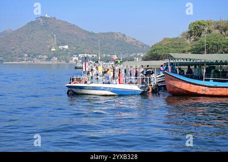 Udaipur, Rajasthan, Inde, 14 décembre 2024 : les touristes font une promenade en bateau au lac Fateh Sagar par une froide journée d'hiver dans la ville lacustre d'Udaipur. Crédit : Sumit Saraswat / Alamy Live News Banque D'Images