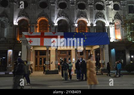 Tbilissi, Géorgie - 11 décembre 2024 - des drapeaux géorgien et européen sont accrochés côte à côte sur l'avenue Rustaveli lors d'une manifestation pro-européenne près du Parlement géorgien. (Photo de Markku Rainer Peltonen) Banque D'Images