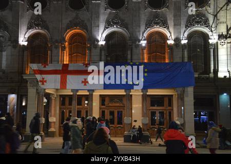 Tbilissi, Géorgie - 11 décembre 2024 - des drapeaux géorgien et européen sont accrochés côte à côte sur l'avenue Rustaveli lors d'une manifestation pro-européenne près du Parlement géorgien. (Photo de Markku Rainer Peltonen) Banque D'Images