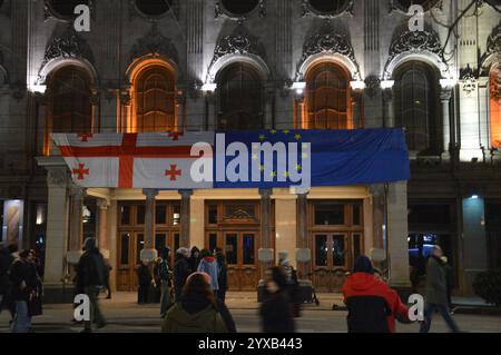 Tbilissi, Géorgie - 11 décembre 2024 - des drapeaux géorgien et européen sont accrochés côte à côte sur l'avenue Rustaveli lors d'une manifestation pro-européenne près du Parlement géorgien. (Photo de Markku Rainer Peltonen) Banque D'Images