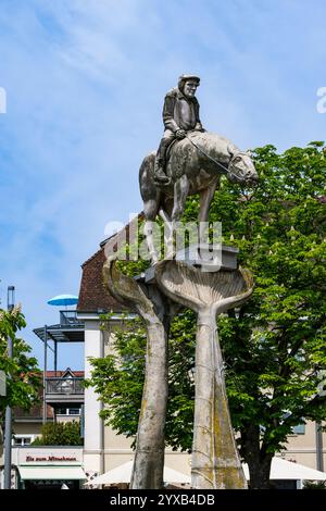 Martin Walser comme Lake Constance Rider sur un cheval, fontaine BODENSEEREITER par Peter Lenk sur Landungsplatz à Überlingen, Bade-Württemberg, Allemagne. Banque D'Images