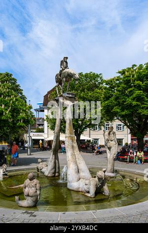 Martin Walser comme Lake Constance Rider sur un cheval, fontaine BODENSEEREITER par Peter Lenk sur Landungsplatz à Überlingen, Bade-Württemberg, Allemagne. Banque D'Images