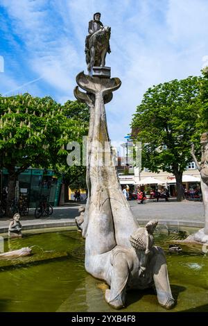 Martin Walser comme Lake Constance Rider sur un cheval, fontaine BODENSEEREITER par Peter Lenk sur Landungsplatz à Überlingen, Bade-Württemberg, Allemagne. Banque D'Images