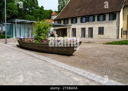 Ancienne barge historique transformée en parterre de fleurs coloré dans le Badgarten de Überlingen, Bade-Württemberg, Allemagne. Banque D'Images