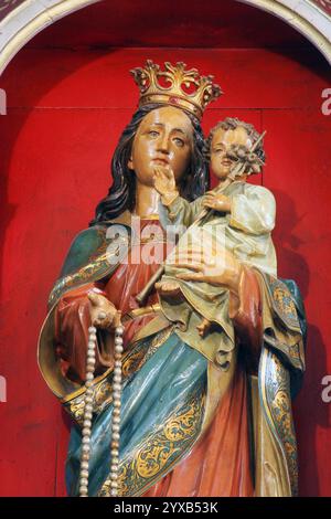 Notre Dame des pauvres, statue sur l'autel de notre Dame des pauvres dans l'église paroissiale de la Sainte Trinité à Rovisce, Croatie Banque D'Images