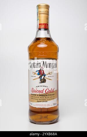 Plan studio d'une bouteille originale de rhum en or épicé Captain morgan, isolée sur fond blanc Banque D'Images