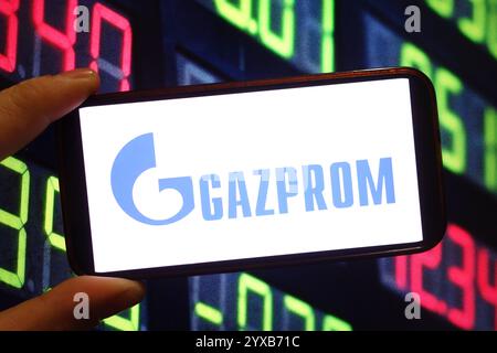Pologne. 14 décembre 2024. Dans cette illustration photo, le logo de la société Gazprom est affiché sur un écran de smartphone. (Photo de Piotr SWAT/SOPA images/SIPA USA) *** strictement à des fins éditoriales *** crédit : SIPA USA/Alamy Live News Banque D'Images