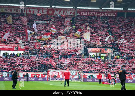 Mainz, Allemagne. 14 décembre 2024. Fans de MZ dans le match FSV MAINZ 05 - FC BAYERN MUENCHEN 2-1 le 14 décembre 2024 à Mainz, Allemagne. Saison 2024/2025, 1.Bundesliga, FCB, Muenchen, journée 14, 14.Spieltag photographe : ddp images/STAR-images - LA RÉGLEMENTATION DFL INTERDIT TOUTE UTILISATION DE PHOTOGRAPHIES comme SÉQUENCES D'IMAGES et/ou QUASI-VIDÉO - crédit : ddp Media GmbH/Alamy Live News Banque D'Images