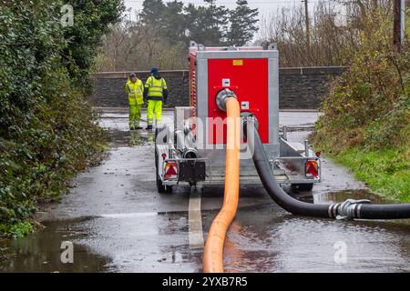 Des ouvriers du conseil du comté de Cork pompent les eaux de crue à Skibbereen, dans l'ouest de Cork, pendant la tempête Bert. Banque D'Images