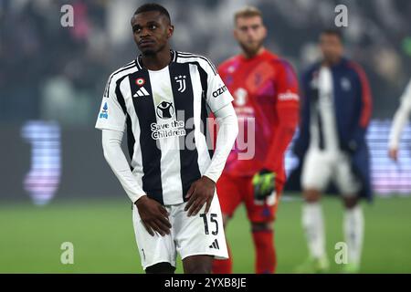 Turin, Italie. 14 décembre 2024. Pierre Kalulu de la Juventus FC semble abattu à la fin du match de Serie A entre la Juventus FC et le Venezia FC au stade Allianz le 14 décembre 2024 à Turin, en Italie. Crédit : Marco Canoniero/Alamy Live News Banque D'Images