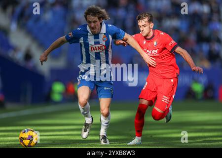 Barcelone, Espagne. 14 décembre 2024. Barcelone, Espagne, 30 novembre 2024 : Aimar Oroz Huarte (10 Club Atletico Osasuna) et Alex Kral (20 RCD Espanyol) en action lors du match de football de la Liga EA Sports opposant le RCD Espanyol et le Club Atletico Osasuna au stade RCDE de Barcelone, Espagne (Judit Cartiel/SPP) crédit : SPP Sport photo de presse. /Alamy Live News Banque D'Images