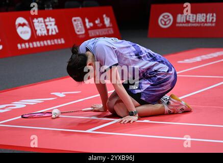 Hangzhou, Chine. 15 décembre 2024. Han Yue semble abattue lors du match de finale en simple féminin entre Wang Zhiyi de Chine et Han Yue de Chine lors de la finale du BWF World Tour 2024 à Hangzhou, Chine, 15 décembre 2024. Crédit : Hou Zhaokang/Xinhua/Alamy Live News Banque D'Images