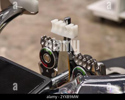 Cordes une raquette de badminton sur une machine à cordes de raquettes. Banque D'Images