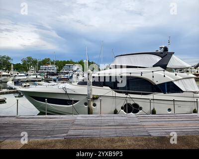 Un yacht luxueux et élégant, élégamment amarré à une marina Banque D'Images