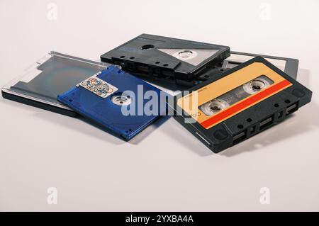 Cette image présente une collection de supports audio vintage, y compris des cassettes et un MiniDisc. Les cassettes présentent différents modèles, avec on Banque D'Images