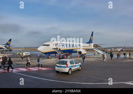 Avion Ryanair au départ de l'aéroport international de Budapest, passagers marchant jusqu'aux escaliers Banque D'Images