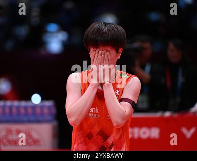 Hangzhou, Chine. 15 décembre 2024. Wang Zhiyi réagit après avoir remporté le match de finale en simple féminin entre Wang Zhiyi, de Chine, et Han Yue, de Chine, à la finale du BWF World Tour 2024 à Hangzhou, Chine, 15 décembre 2024. Crédit : Hou Zhaokang/Xinhua/Alamy Live News Banque D'Images