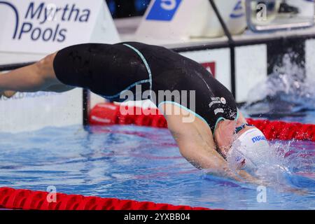 Budapest, Hongrie. 15 décembre 2024. BUDAPEST, HONGRIE - 15 DÉCEMBRE : Kira Toussaint des pays-Bas en compétition dans la course de relais Medley 4x100m féminine lors du jour 6 des Championnats du monde de natation aquatique 2024 à Duna Arena le 15 décembre 2024 à Budapest, Hongrie. (Photo de Nikola Krstic/BSR Agency) crédit : BSR Agency/Alamy Live News Banque D'Images