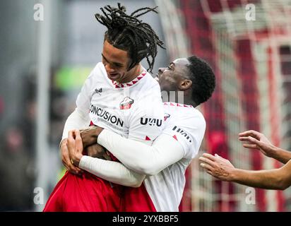 UTRECHT - (g-d) Adrian Blake du FC Utrecht, Noah Ohio du FC Utrecht célèbrent le 3-3 lors du match néerlandais Eredivisie entre le FC Utrecht et Go Ahead Eagles au stade Galgenwaard le 15 décembre 2024 à Utrecht, pays-Bas. ANP TOBIAS KLEUVER Banque D'Images