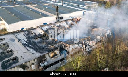 Freiberg - Großbrand BEI Euromünzen-Hersteller Dutzende Feuerwehrleute im Einsatz, Nina-Warnung für Bevökerung 07.12.2024 gegen 3,30 Uhr Tagfotos : 07.12.2024 gegen 9 Uhr Freiberg OT Halsbrücke, Erzstraße Zu einem Großeinsatz der Feuerwehr im Landkreis Mittelsachsen kam es in der Nacht zu Samstag unweit von Freiberg. Nach ersten Angaben der Feuerwehr wurden die Einsatzkräfte gegen 3,30 Uhr zu einem Brand in die Saxonia EuroCoin GmbH im Ortsteil Halsbrücke alarmiert. VOR Ort bestätigte sich die Lage und zusätzlich GAB es Hinweise auf Gefahrstoffe. Dutzende Einsatzkräfte aus dem gesamten Altkreis Banque D'Images