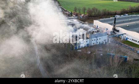 Freiberg - Großbrand BEI Euromünzen-Hersteller Dutzende Feuerwehrleute im Einsatz, Nina-Warnung für Bevökerung 07.12.2024 gegen 3,30 Uhr Tagfotos : 07.12.2024 gegen 9 Uhr Freiberg OT Halsbrücke, Erzstraße Zu einem Großeinsatz der Feuerwehr im Landkreis Mittelsachsen kam es in der Nacht zu Samstag unweit von Freiberg. Nach ersten Angaben der Feuerwehr wurden die Einsatzkräfte gegen 3,30 Uhr zu einem Brand in die Saxonia EuroCoin GmbH im Ortsteil Halsbrücke alarmiert. VOR Ort bestätigte sich die Lage und zusätzlich GAB es Hinweise auf Gefahrstoffe. Dutzende Einsatzkräfte aus dem gesamten Altkreis Banque D'Images