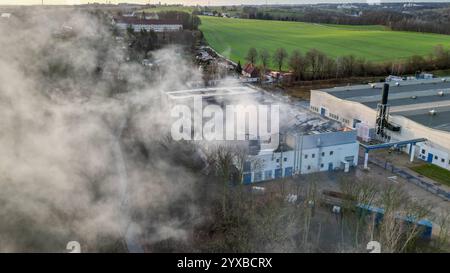 Freiberg - Großbrand BEI Euromünzen-Hersteller Dutzende Feuerwehrleute im Einsatz, Nina-Warnung für Bevökerung 07.12.2024 gegen 3,30 Uhr Tagfotos : 07.12.2024 gegen 9 Uhr Freiberg OT Halsbrücke, Erzstraße Zu einem Großeinsatz der Feuerwehr im Landkreis Mittelsachsen kam es in der Nacht zu Samstag unweit von Freiberg. Nach ersten Angaben der Feuerwehr wurden die Einsatzkräfte gegen 3,30 Uhr zu einem Brand in die Saxonia EuroCoin GmbH im Ortsteil Halsbrücke alarmiert. VOR Ort bestätigte sich die Lage und zusätzlich GAB es Hinweise auf Gefahrstoffe. Dutzende Einsatzkräfte aus dem gesamten Altkreis Banque D'Images