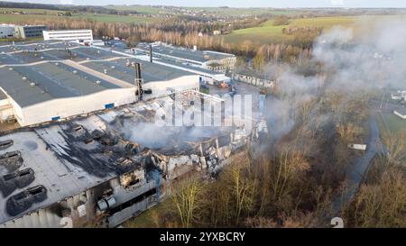 Freiberg - Großbrand BEI Euromünzen-Hersteller Dutzende Feuerwehrleute im Einsatz, Nina-Warnung für Bevökerung 07.12.2024 gegen 3,30 Uhr Tagfotos : 07.12.2024 gegen 9 Uhr Freiberg OT Halsbrücke, Erzstraße Zu einem Großeinsatz der Feuerwehr im Landkreis Mittelsachsen kam es in der Nacht zu Samstag unweit von Freiberg. Nach ersten Angaben der Feuerwehr wurden die Einsatzkräfte gegen 3,30 Uhr zu einem Brand in die Saxonia EuroCoin GmbH im Ortsteil Halsbrücke alarmiert. VOR Ort bestätigte sich die Lage und zusätzlich GAB es Hinweise auf Gefahrstoffe. Dutzende Einsatzkräfte aus dem gesamten Altkreis Banque D'Images