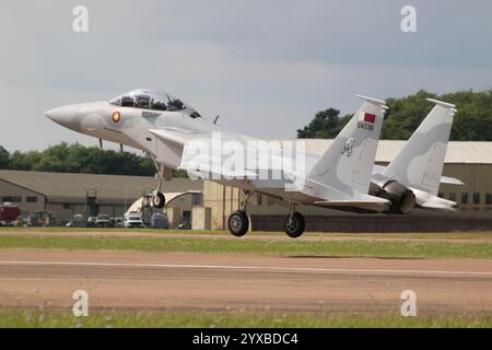 QA536, un Boeing F-15QA Ababil aux couleurs de la Qatar Emiri Air Force (QEAF), arrive à RAF Fairford dans le Gloucestershire, en Angleterre, pour participer au Royal International Air Tattoo 2024 (RIAT24). L'avion était l'un des deux F-15QA destinés au QEAF à exposer au RIAT24, les deux étant pilotés par le personnel de la Défense de Boeing. Banque D'Images